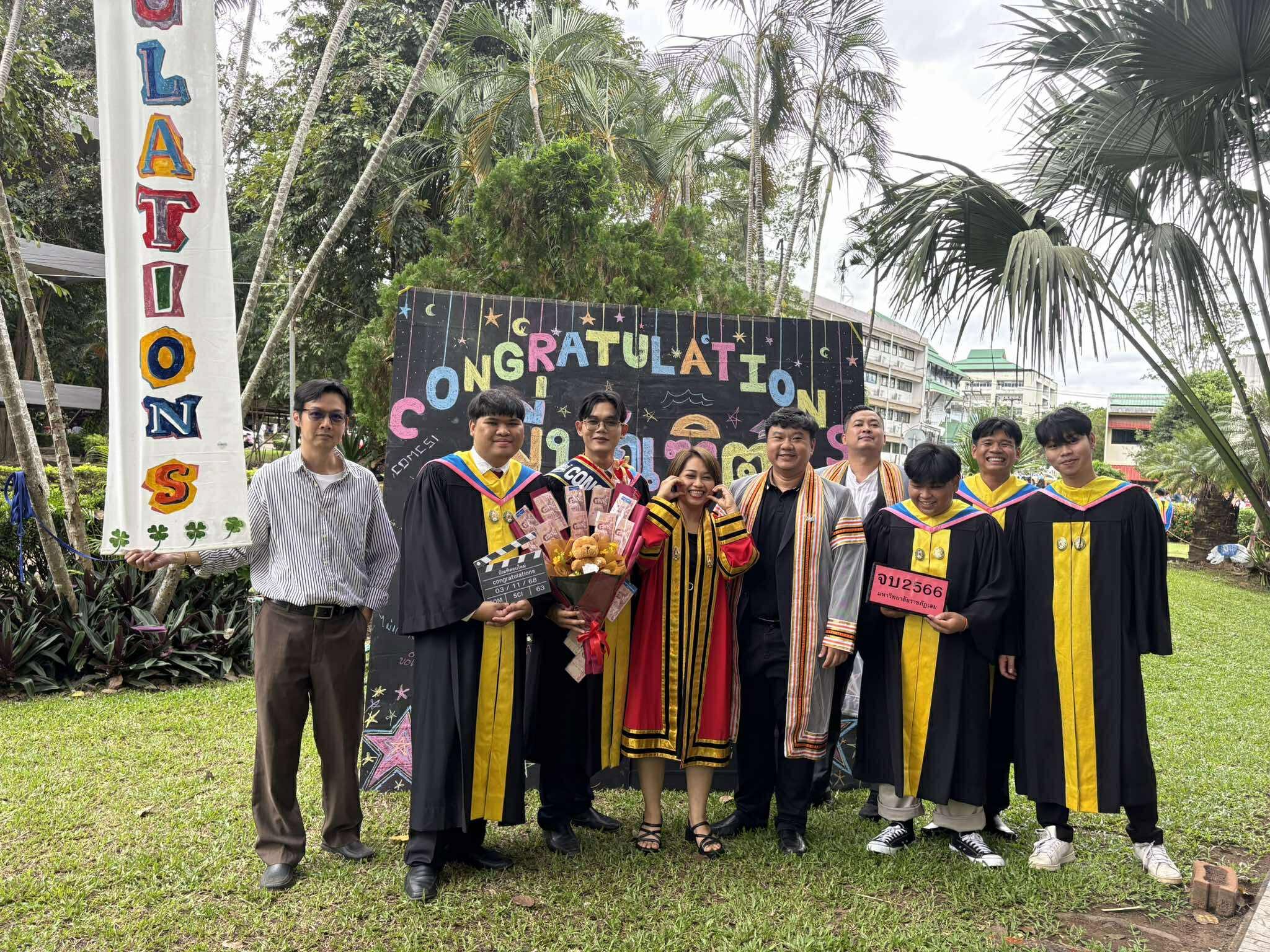 บรรยากาศถ่ายภาพหมู่แสดงความยินดีกับพี่ๆบัณฑิตสาขาวิชาวิทยาการคอมพิวเตอร์ ประจำปีการศึกษา 2568